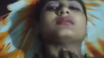 Dar Amcıklı Hintli Bir Kızın Sevgilisi Tarafından Sikişini Izleyin