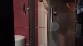 Amatör Çift Duşta Seks Yapıyor