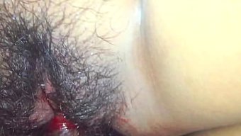 Asyalı Genç Kızın Bakireliğini Erkek Arkadaşına Kaybettiği Ev Yapımı Bir Video