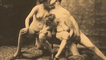 Vintage Pornoda Tüylü Erkeklerle Klasik Üçlü