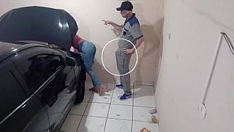 Azgın Işçiler, Bir Kamu Tamircisinin Atölyesinde Işe Koyuluyor Ve Pisleniyorlar