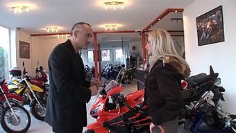 Azgın Adamlar Motosiklet Için Minnettar Ve Sıcak Bir Anal Sahneyle Takdirlerini Gösteriyorlar.