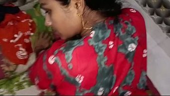 Evde, Desi Yenge Köpek Pozundan Önce Aleti Ağzına Alıyor.