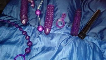 Genç (18+) Oyuncaklar Ve Parmaklarla Vücudunu Keşfediyor