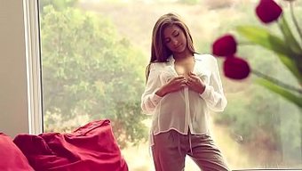 Nina North'Un Doğal Göğüsleri Bu Solo Videoda Sahne Alıyor