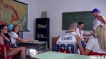 Okul Kızı Orgisinde Büyük Doğal Göğüsler Ve Sert Eylem