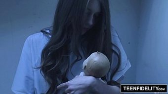 Ince Genç Elena Koshka Yoğun Sikişin Tadını Çıkarıyor Ve Sıvazlıyor