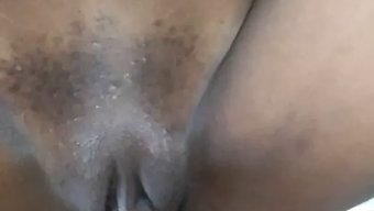 Güzel 18 Yaşındaki Bir Kız Ev Yapımı Bir Videoda Islanıyor Ve Çılgınlaşıyor.