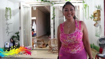 Sarah'In Büyük Doğal Göğüsleri Ve Pembe Taytlı Kahverengi Poposu