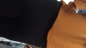 Desi Hintli Bebek Sıkı Kot Pantolonlu Büyük Poposunu Sergiliyor