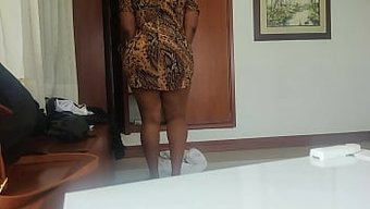 Büyük Popolu Seksi Bir Hizmetçinin Röntgenci Kaydı