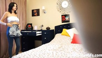Amatör Kız, Yatak Odasındaki Fotoğraf Çekiminde Büyük Doğal Göğüslerini Sergiliyor