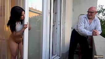 Ağzını Sulandıran Genç, Azgın Dede Tarafından Beceriliyor