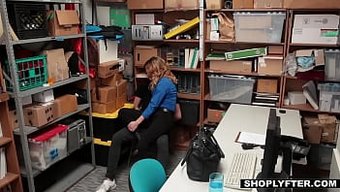 Kadın Polis Memuru, Erkek Şüpheliyi Baştan Çıkarıyor Ve Onunla Seks Yapıyor