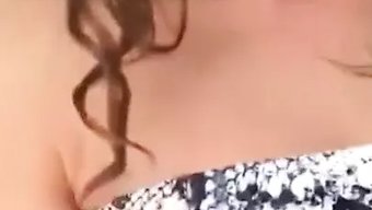 Küçük Göğüslü Harika Bir Çıplak Kız Snapchat'Te Soyunuyor
