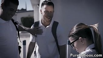 Iki Bebek Ve Bir Adam, Sert Seks Ve Oral Seksle Yasak Bir Üçlü Yapıyorlar