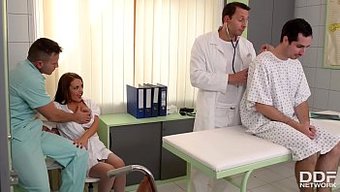 Milf Dominica Phoenix, Çift Penetrasyonlu Yoğun Klinik Üçlüsünde Yıldızlar