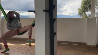 Bebek Halka Açıkta Sıvıyor: Göğüslü Genç Islanıyor