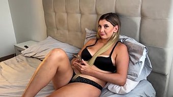 Ateşli Milf Jay Montana, Üvey Oğluna Yağ Ile Masaj Yapar Ve Sonra Ikisi De Seks Yapar.