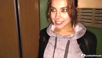 Azgın Amatör Genç Kızın Amı Yalatılıyor Ve Sert Bir Şekilde Beceriliyor