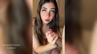 Üvey Kız Kardeşinin Kalçaları Yoğun Seks Için Yağlanıyor