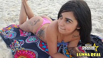 Genç Kız, Copacabana Plajında Sapık Balıkçı Tarafından Baştan Çıkarılıyor