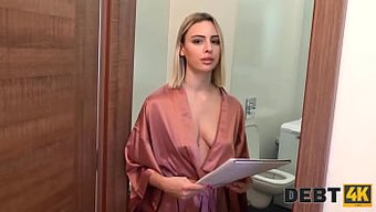 Bu Sıcak Videoda Seksi Bir Sarışın Bebek Borç Tahsildarı Tarafından Sikişiyor
