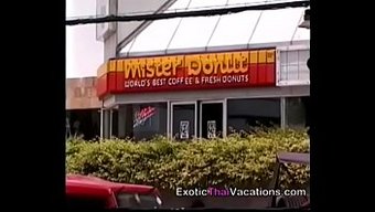 Bangkok'Un Kırmızı Işık Bölgesinde Sabunlu Asyalı Fahişeler