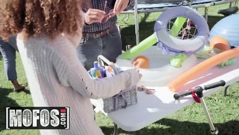 Mofo, Devriye Videosunda Cecilia Lion Ile Şanslı
