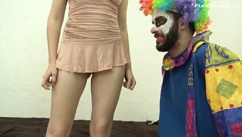 Doğal Vücutlu Ve Tüylü Amı Olan Genç Kızın Büyük Göğüslerini Yalayın Ve Emin