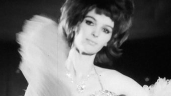 1960'Lardan Duygusal Dansçılarla Retro Ingiliz Striptiz Gösterisi
