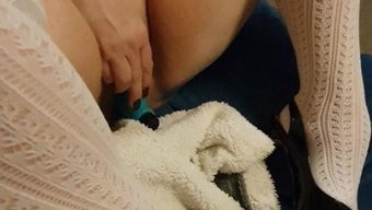 Çorap Giyen Olgun Kadın, Vibratörle Tek Başına Oyunun Tadını Çıkarıyor