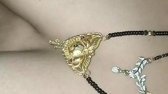 Desi Karısının Meme Uçları Seks Sırasında Sertleşiyor