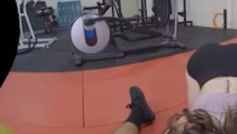 Fitness Tutkunu Gianna Gem, Sıcak Bir Solo Seansında Oral Becerilerini Sergiliyor