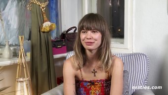 Casual Carla D'Nin Ilk Seferi: Porno Izlemek Ve Kendini Tatmin Etmek