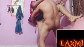 Güzel Hintli Üvey Anne Ve Üvey Oğul, Banyoda Köpek Stili Sıcak Ev Yapımı Videoda.