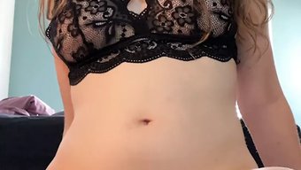 Ince Kız Dildo Ile Mastürbasyon Yapıyor Ve Sıkışıyor