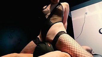 Femdom Hanımefendi Erkek Arkadaşına Boşalıyor Ve Yüz Oturuyor
