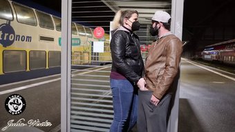 Alman Amatör Julia Winter, Halka Açık Bir Platformda Yüzüne Boşalıyor