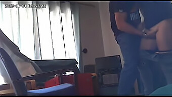 Kocasının Komşusunun Karısıyla Ilişkisini Gizlice Misyoner Pozisyonunda Kaydetti