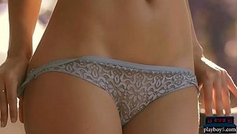 Alman Milf, Dik Memeleriyle Dışarıda Soyunuyor.
