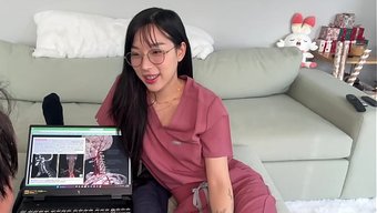 Elle Lee, Tıp Öğrencisi Olarak, Öğretmen Tarafından Belirlenen Sınavı Geçmek Zorunda Kaldı.