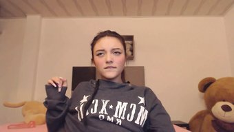 Kolombiyalı Genç Canlı Mastürbasyon Videosunda Küçük Göğüslerini Ve Sıkı Poposunu Gösteriyor