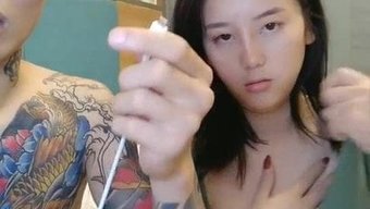Asyalı Bir Çiftle Gerçek Zamanlı Web Kamerası Eylemi