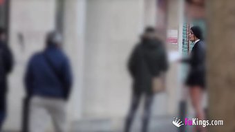 Rebeka'Nın Sokakta Erkekler Için Avlanması, Vajina Sikiş Seansına Dönüşüyor