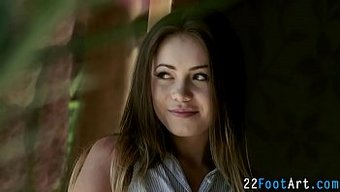 Ayak Fetişi Sevenler Seviniyor! Bu Video, Sıcak Bir Bebekin Ayak Işi Yaparken Izlemek Isteyenler Için Izlenmesi Gereken Bir Video