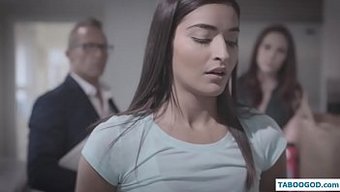 Genç Kız Yasak Videoda Amcasıyla Ilk Kez Buluşuyor