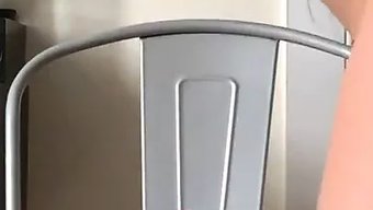 Kız, Mastürbasyon Ve Sikiş Için Oyuncak Kullanıyor