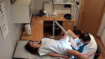 Alexa Rydell'In Tıbbi Muayenesi Bölüm 3'Te Devam Ediyor