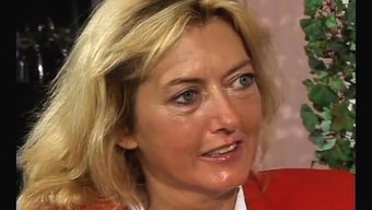 Olgun Milf Rheina Shine Kapıda Yaramaz Oluyor